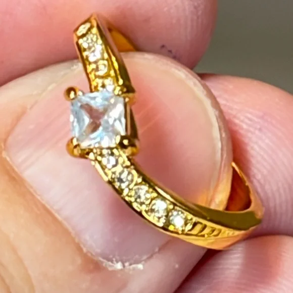 Classic & Stylish Luxurious Square Synthetic Zirconia Ring. - Picture 3 of 7